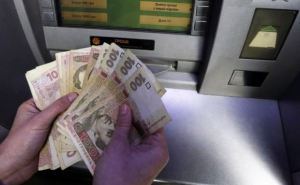 Финансовая помощь «Деньги на защиту» для граждан Украины со статусом ВПЛ: куда обратиться за выплатами