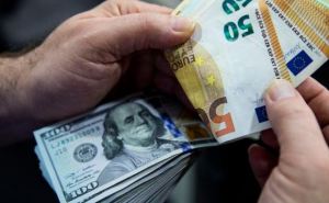 Украинцы скупают валюту: только за май больше 2 млрд долларов налом