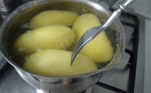 Подруга-повар научила: при варке кладу в воду этот ингредиент — картофель получается в 100 раз вкуснее