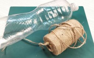 Пластмассовая бутылка с веревкой избавили мой огород от вредителей: как ветром сдуло