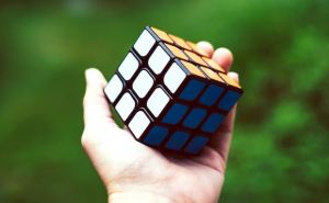 Кубик Рубика стал теперь европейским символом