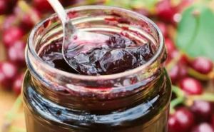 Лакомство на зиму: как сварить густое вишневое варенье — понадобится 6 стаканов ягод