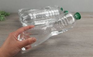 Разрезаю пластиковую бутылку вдоль и делаю 15 отверстий: гениальное изобретение для упрощения быта и аккуратности — лайфхак, решающий важную проблему
