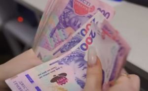 Украинцам выдают 10 800 гривен: куда обращаться за денежной помощью