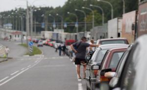 Польша запретила въезд и выезд через границу для части украинских автомобилей
