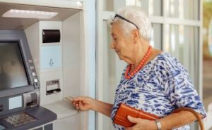 Пенсионеры аплодируют стоя, некоторым гражданам преклонного возраста выплатят 3100 гривен: как получить деньги