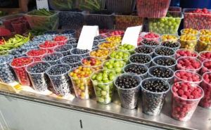 В Украине резко обвалились цены на востребованную летнюю ягоду: сколько стоит лакомство