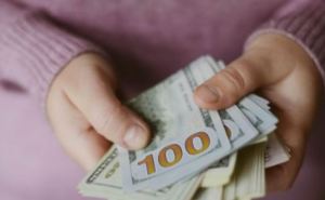 Украинские женщины могут претендовать на получение до 15 000 долларов от правительства: срок подачи заявок — до 31 июля