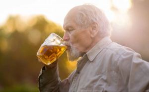 Вот почему пожилым людям надо пить пиво каждый день