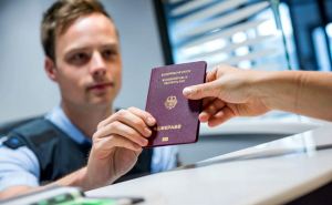 Как украинским беженцам получить гражданство Германии за 3 года