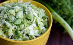 Секретный соус, который готовится за считаные секунды! Обычный салат из капусты и огурцов заиграет новыми вкусами