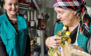 Гражданам Украины преклонного возраста выдают бесплатные продуктовые наборы: как получить