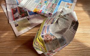 Мешки для мусора больше не покупаем: Свекровь-пенсионерка «советской закалки» научила, чем их заменить — просто берём газету