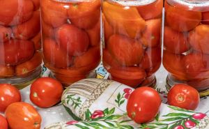 Беру помидоры и кладу в банки: Эта заготовка без закатки стоит до следующей зимы — храню её в комнате
