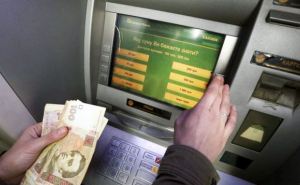 В Украине введены ограничения на снятие денег в банкомате: какие суммы доступны