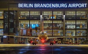 Аэропорт в Берлине не принимает и не отправляет самолеты. Что известно пассажирам?