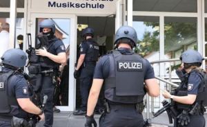 В Германии, ученики перерезали горло учителю. Полиция ведет поиски  нападавших