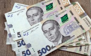 Украинцев регистрируют на получение 10800 гривен: как получить денежные выплаты
