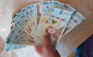 Гражданам Украины со статусом ВПЛ положена новая денежная помощь: где получить выплаты