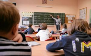 В Польше, школы переполнены, не всем украинским детям может хватить мест в классах в новом учебном году. Кому не хватит — тех ещё и накажут