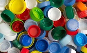 Крышки от пластиковых бутылок не выкидываем: накалываем их на гвозди — гениальное приспособление для решения насущной проблемы. Теперь вы тоже будете так делать