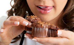 «Тянет на сладкое»: как стресс влияет на организм человека после 40