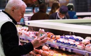 Гражданам преклонного возраста надо с осторожностью употреблять колбасу: врачи предупредили — есть риск деменции