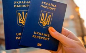 Украинцы за границей могут получить загранпаспорта через Укрпочту