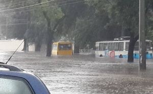 Одесса уходит под воду. Люди на крышах авто и затопленные улицы.