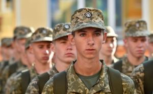 Военком помогает обвиняемым в изнасиловании несовершеннолетней избежать правосудия. Им только исполнилось 18 лет, а их уже мобилизовали