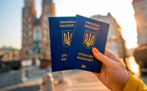 Украинцы теперь могут заказать доставку загранпаспорта за границу Укрпочтой