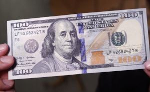 Що не так з купюрою 100 доларів — чому гроші можуть не обміняти