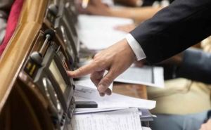 Военное положение и мобилизацию в Украине вновь продлили: в Раде названы даты