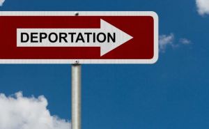 Украинцы продолжают получать письма о депортации: неутешительные новости в апреле 2025