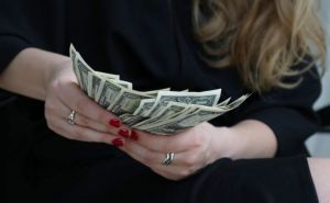Переселенцям надходитиме щомісячна виплата у розмірі 250 доларів: як зареєструватися та на що можна витратити кошти