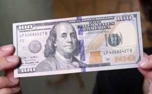 Українців попередили ці долари краще не зберігати вдома в обмінниках можуть відмовити