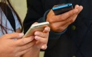 Ведомство по делам иностранцев в Германии забрало у беженцев уже 130 телефонов. В чем причина?