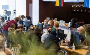 Латвия пересматривает меры поддержки украинских беженцев