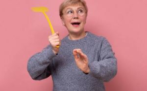 Родные, из-за которых волосы седеют раньше срока: кого стоит отгонять от себя как назойливых мух после 50 лет