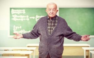 Работающим пенсионерам разъяснили, кто может получать и пенсию, и зарплату, а кто нет