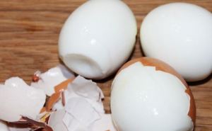 Что нужно добавить в воду при варке яиц, чтобы скорлупа слетала с них сама — лайфхак от соседки