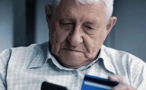 Не лише ліміти на грошові перекази а й обмеження кількості карток Українські пенсіонери можуть зіткнутися із новими заборонами