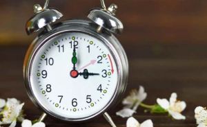 Переход на зимнее время назначен на 2 ноября. Кто ещё пока живёт по летнему времени.