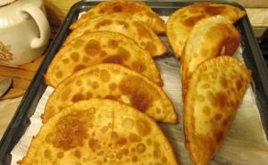 Сочные, хрустят и начинка не вываливается: чебуреки, как в СССР, по семейному рецепту — вкус из детства