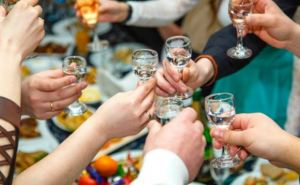 Салат «Лошадиная фамилия»: отличная закуска под выпивку — гости сметают с новогоднего стола подчистую