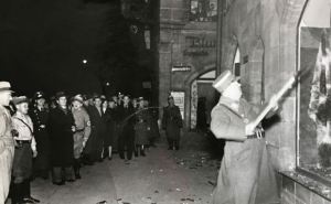 Всё начиналось именно в эти часы 87 лет назад. Сегодня отмечают годовщину «Хрустальной ночи»