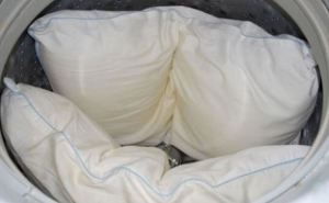 Подушки стираю теперь только так: одну столовую ложку в барабан на быстром режиме — от жёлтых пятен ни следа