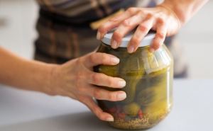 Без испорченного маникюра и нервов. Как открыть любую банку на кухне — 2 простых способа: справится даже ребенок