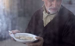 Не возраст вас валит а тарелка борща в  вечера и овсянка с мёдом утром Обычные штучки после  лет изза которых мы загинаемся