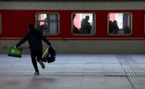 Люди из автобуса в пробке смотрят как отходит их поезд. Чтобы не опоздать нужно приехать на час раньше и на другой жд-вокзал